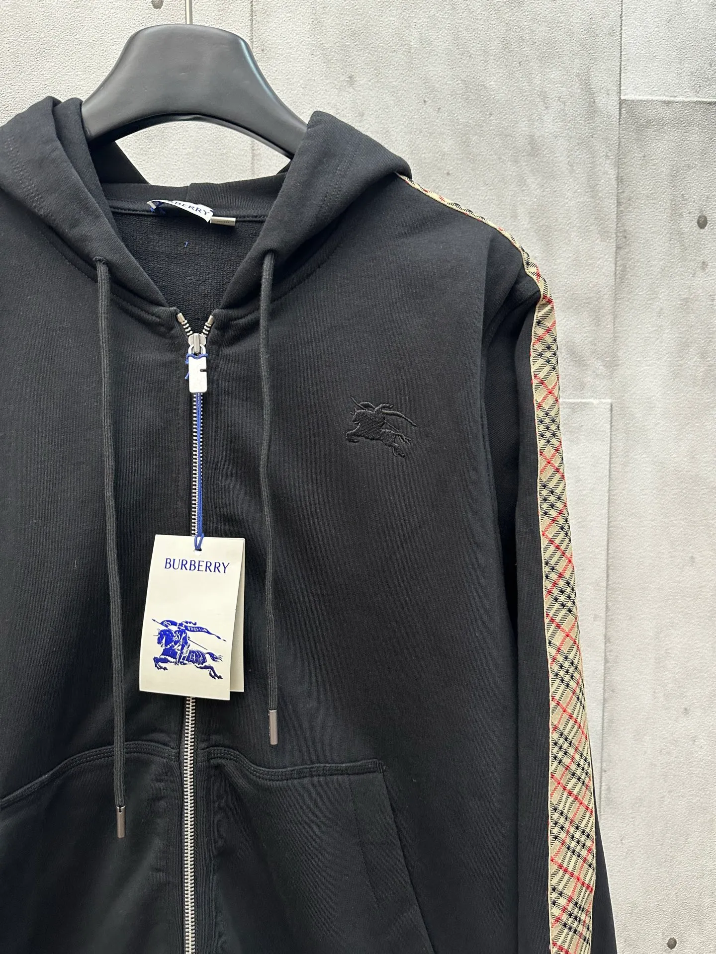BURBERRY ： ， ， Wear-Resistant， 。 ， ， ， 。 ， ， 1： ， ， ， ， 。 2： 、 、 ， ， ， ， ， ±0.1mm 。 ： SIZE: S M L XL